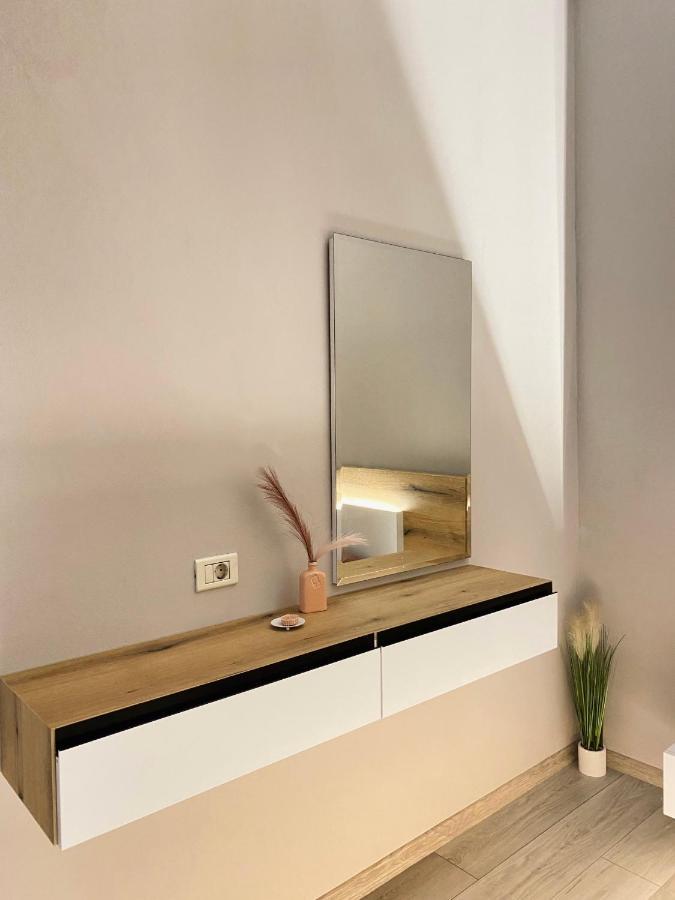 Newly Renovated One Bedroom Apartment In Tiranë Ngoại thất bức ảnh