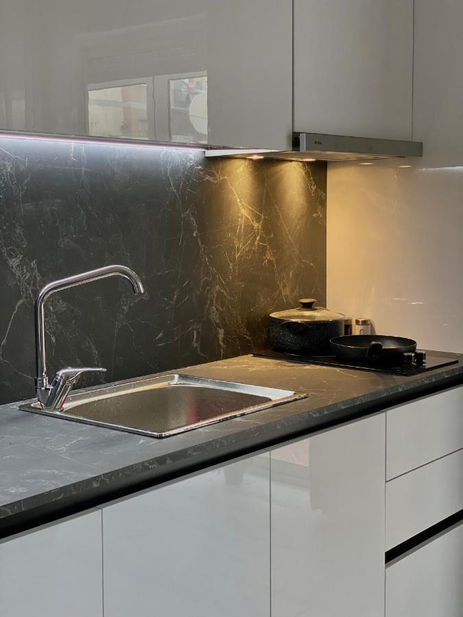 Newly Renovated One Bedroom Apartment In Tiranë Ngoại thất bức ảnh