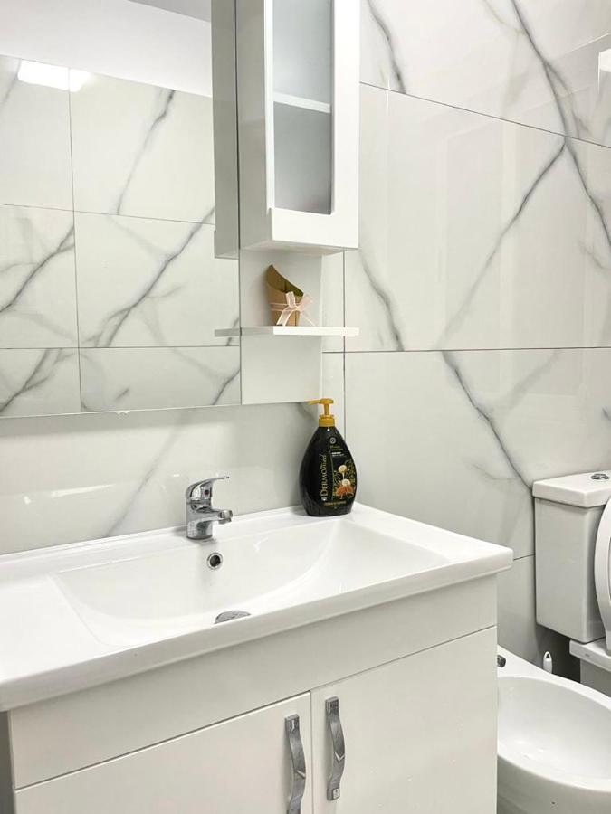 Newly Renovated One Bedroom Apartment In Tiranë Ngoại thất bức ảnh