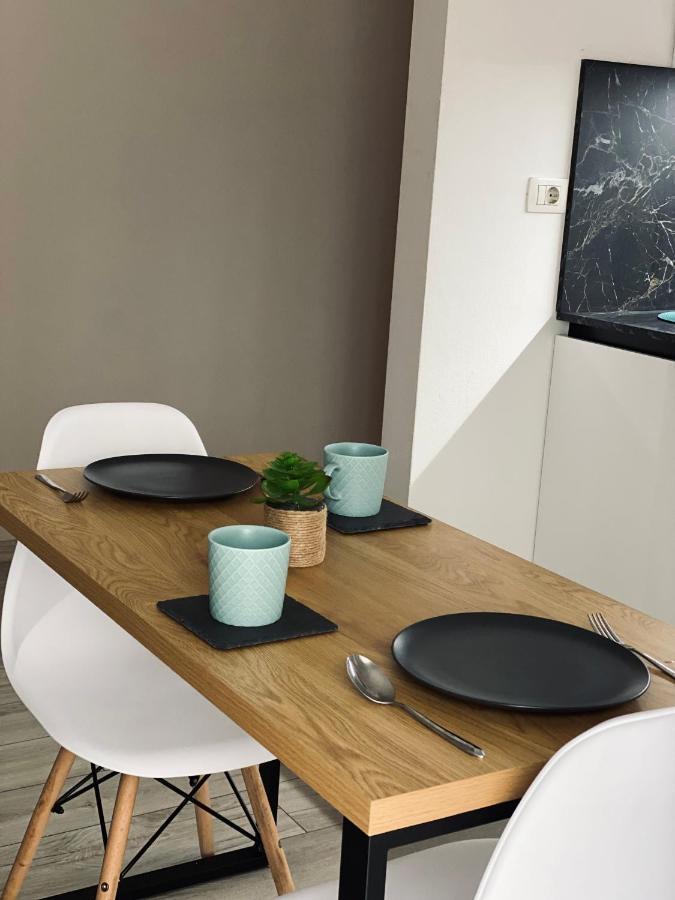 Newly Renovated One Bedroom Apartment In Tiranë Ngoại thất bức ảnh
